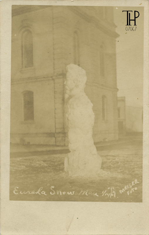 Snowman in front of Humboldt County Courthouse - 1907